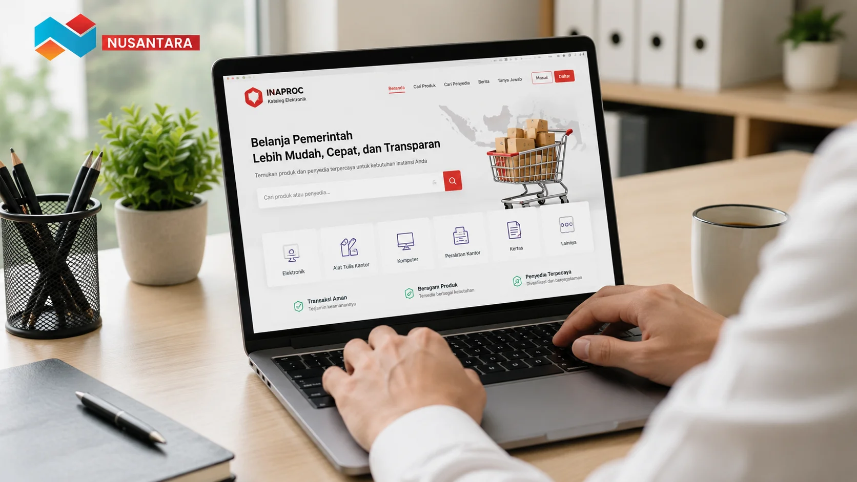 Pengguna mengakses platform INAPROC melalui laptop untuk mencari produk kertas A4 pada proses Pengadaan Pemprov Maluku.