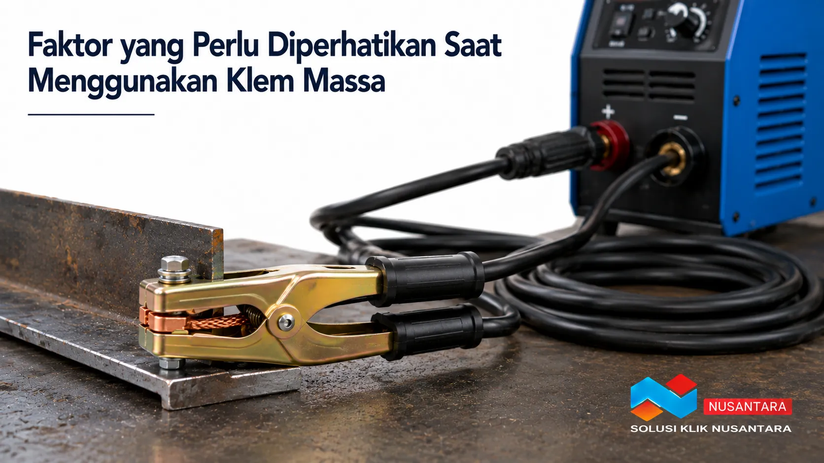 Klem massa terpasang kuat pada benda kerja dan terhubung ke mesin las melalui kabel sebagai bagian dari sistem sambungan listrik pengelasan.