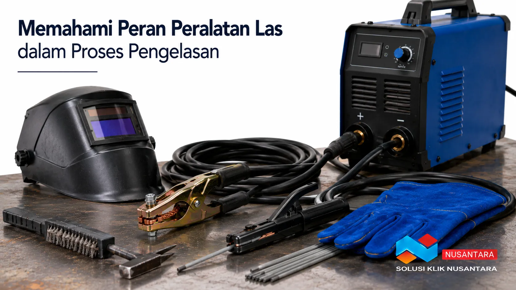 Berbagai peralatan las seperti mesin las, klem massa, holder elektroda, kabel las, dan elektroda tersusun rapi sebagai perlengkapan utama proses pengelasan.
