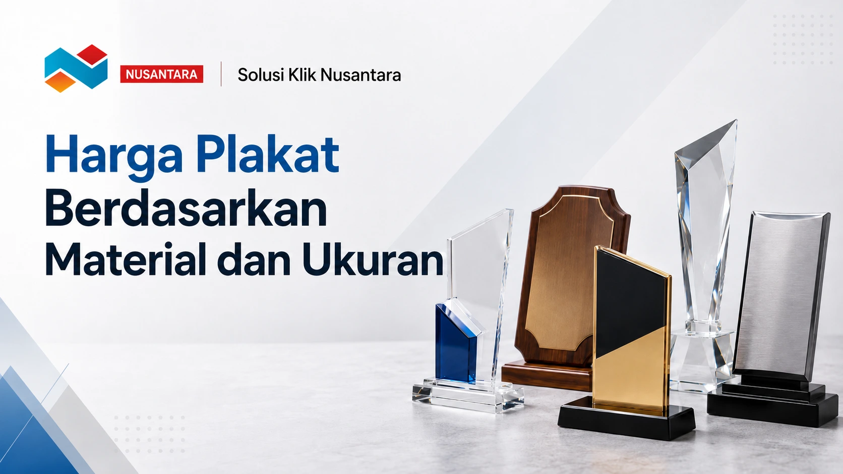 Harga plakat berdasarkan material dan ukuran dengan tampilan berbagai jenis plakat serta logo Solusi Klik Nusantara
