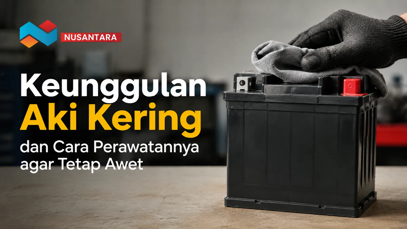 Tangan dengan sarung tangan mengelap bodi aki mobil hitam menggunakan kain, menampilkan judul Keunggulan Aki Kering dan Cara Perawatannya agar Tetap Awet.